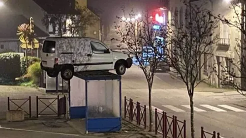 Une fourgonnette découverte sur un abri bus en Bretagne (Photo)